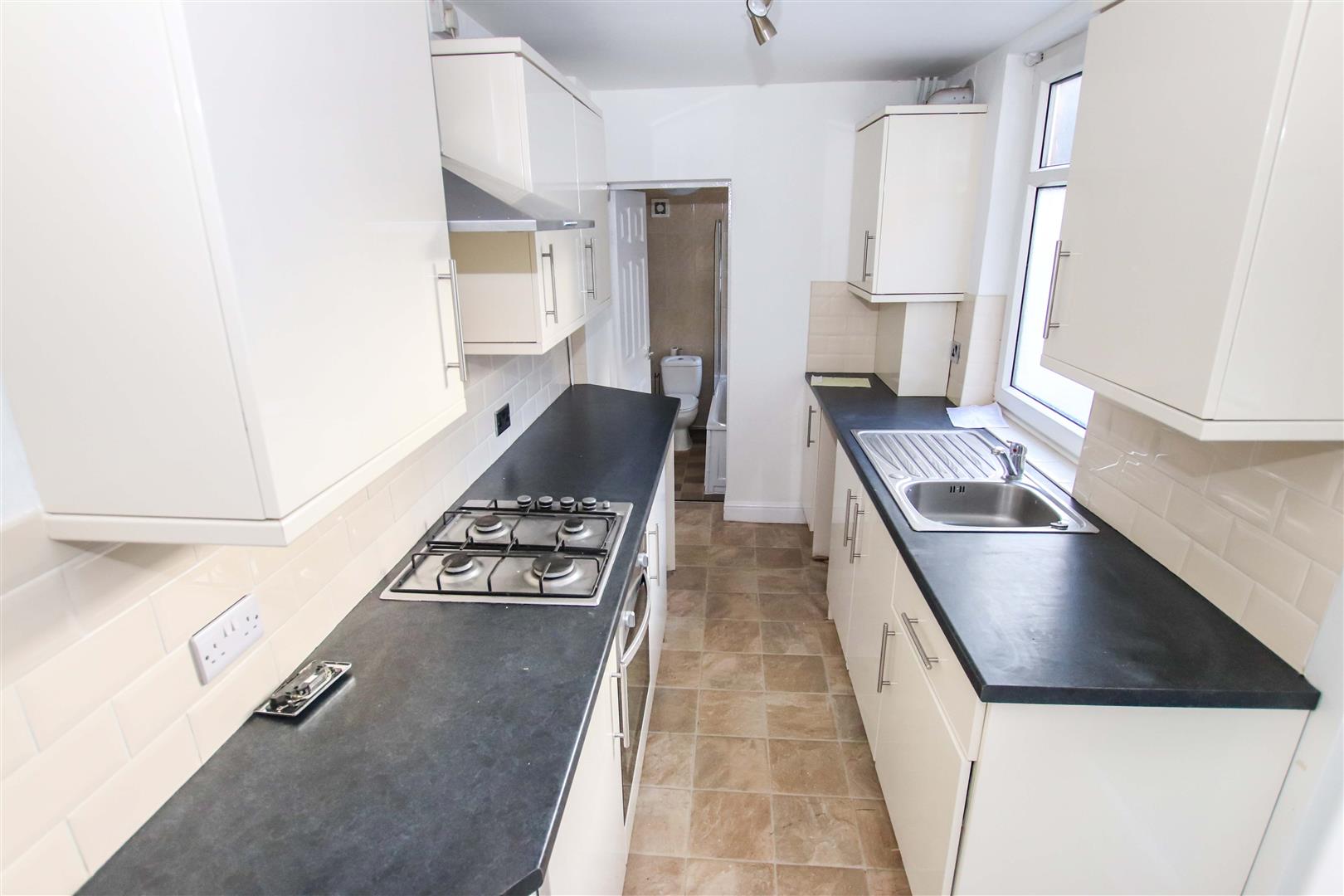 FITTED KITCHEN